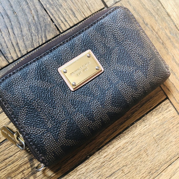 SOLD 🛑 MICHAEL KORS SIGNATURE WRISTLET - Picture 2 of 3